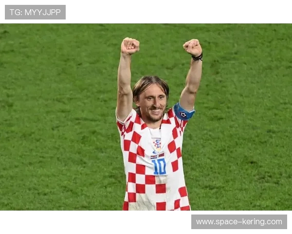 终场哨响,克罗地亚老将莫德里奇跪地掩面:37岁中场大师的最后一届世界杯,传奇落幕时刻 终场哨响,克罗地亚老将莫德里奇跪地掩面:37岁中场大师的最后一届世界杯,传奇落幕时刻